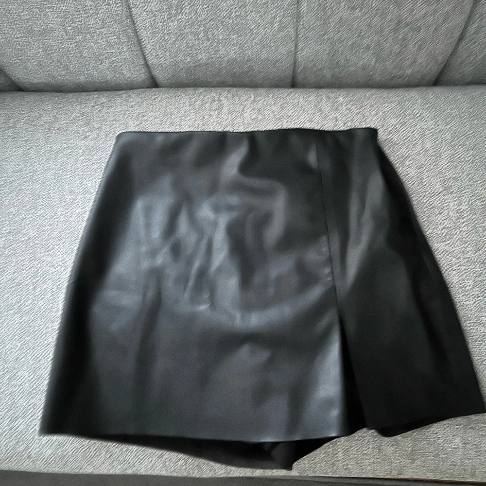 Zara Black Leather-Look Mini short skirt - Picture 1 of 2